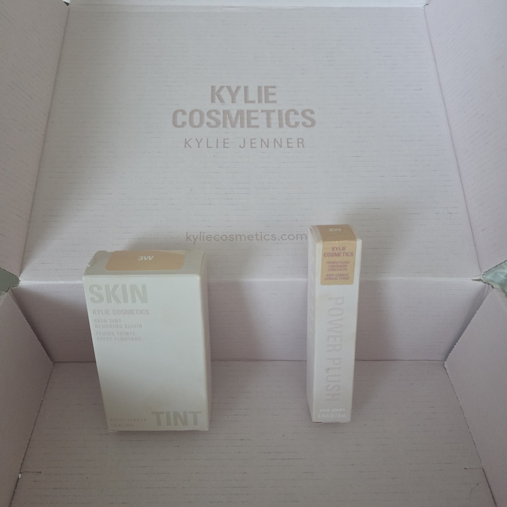 Kylie Cosmetics Skin Tint and Power Plush Set